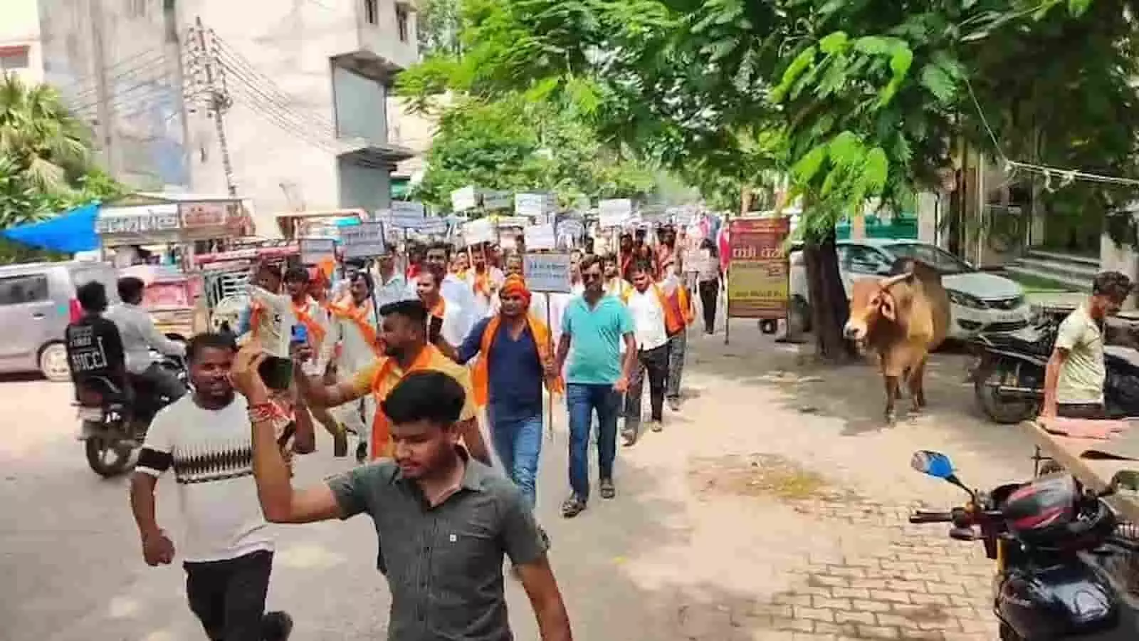 तस्वीर में एटा में राष्ट्रपति के नाम ज्ञापन सौंपते क्षत्रिय महासभा के पदाधिकारी दिख रहे हैं। तस्वीर में एटा में राष्ट्रपति के नाम ज्ञापन सौंपते क्षत्रिय महासभा के पदाधिकारी दिख रहे हैं।