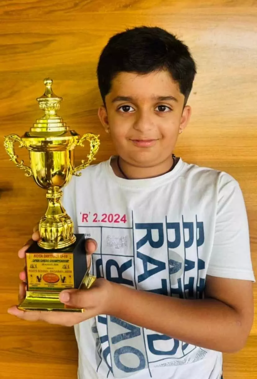 तस्वीर में विजेता ट्रॉफी पकड़े खड़े आहान पौराणिक कोटा शतरंज प्रतियोगिता में। तस्वीर में विजेता ट्रॉफी पकड़े खड़े आहान पौराणिक कोटा शतरंज प्रतियोगिता में।