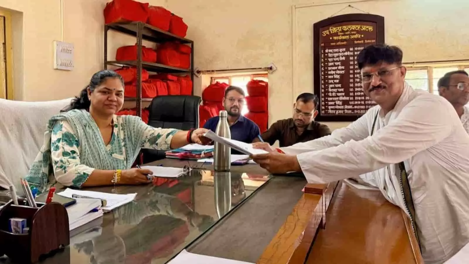 तस्वीर में उपजिला निर्वाचन कार्यालय अटरू में अधिकारी को नामांकन पत्र सौंपते गोविंद सिंह यादव। तस्वीर में उपजिला निर्वाचन कार्यालय अटरू में अधिकारी को नामांकन पत्र सौंपते गोविंद सिंह यादव।