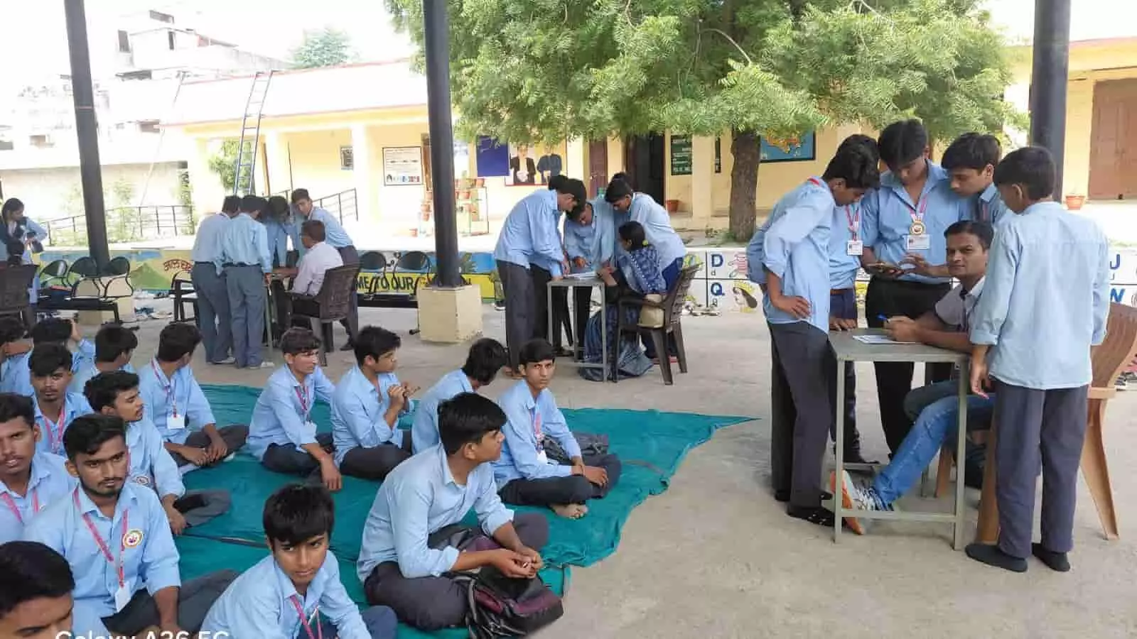 तस्वीर में छात्र और शिक्षक पीएम श्री विद्यालय में साइबर सुरक्षा गतिविधियों में शामिल दिख रहे हैं। तस्वीर में छात्र और शिक्षक पीएम श्री विद्यालय में साइबर सुरक्षा गतिविधियों में शामिल दिख रहे हैं।
