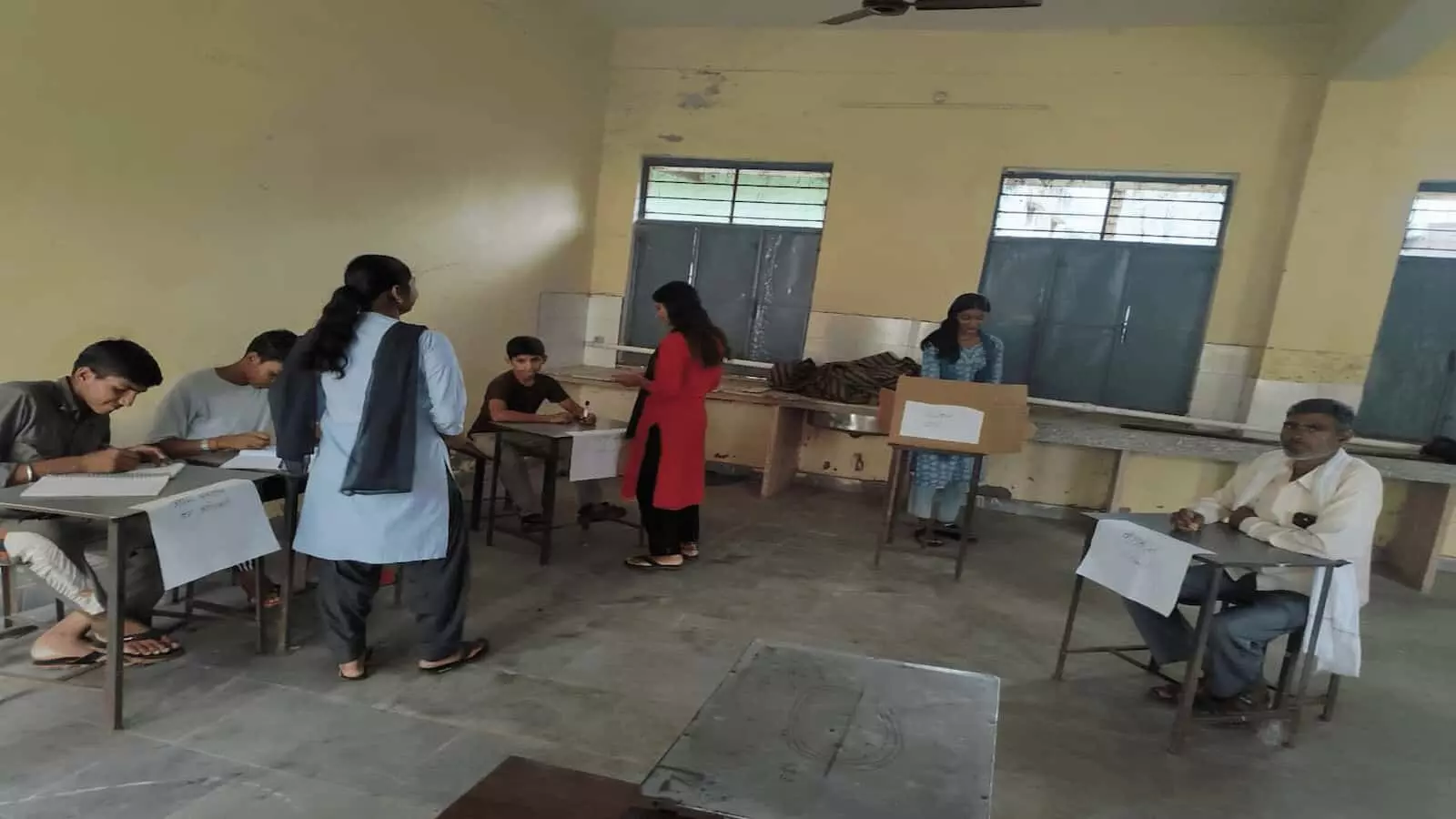 तस्वीर में छात्र-छात्राएं विद्यालय परिसर में मतदाता जागरूकता गतिविधि में शामिल हैं। तस्वीर में छात्र-छात्राएं विद्यालय परिसर में मतदाता जागरूकता गतिविधि में शामिल हैं।
