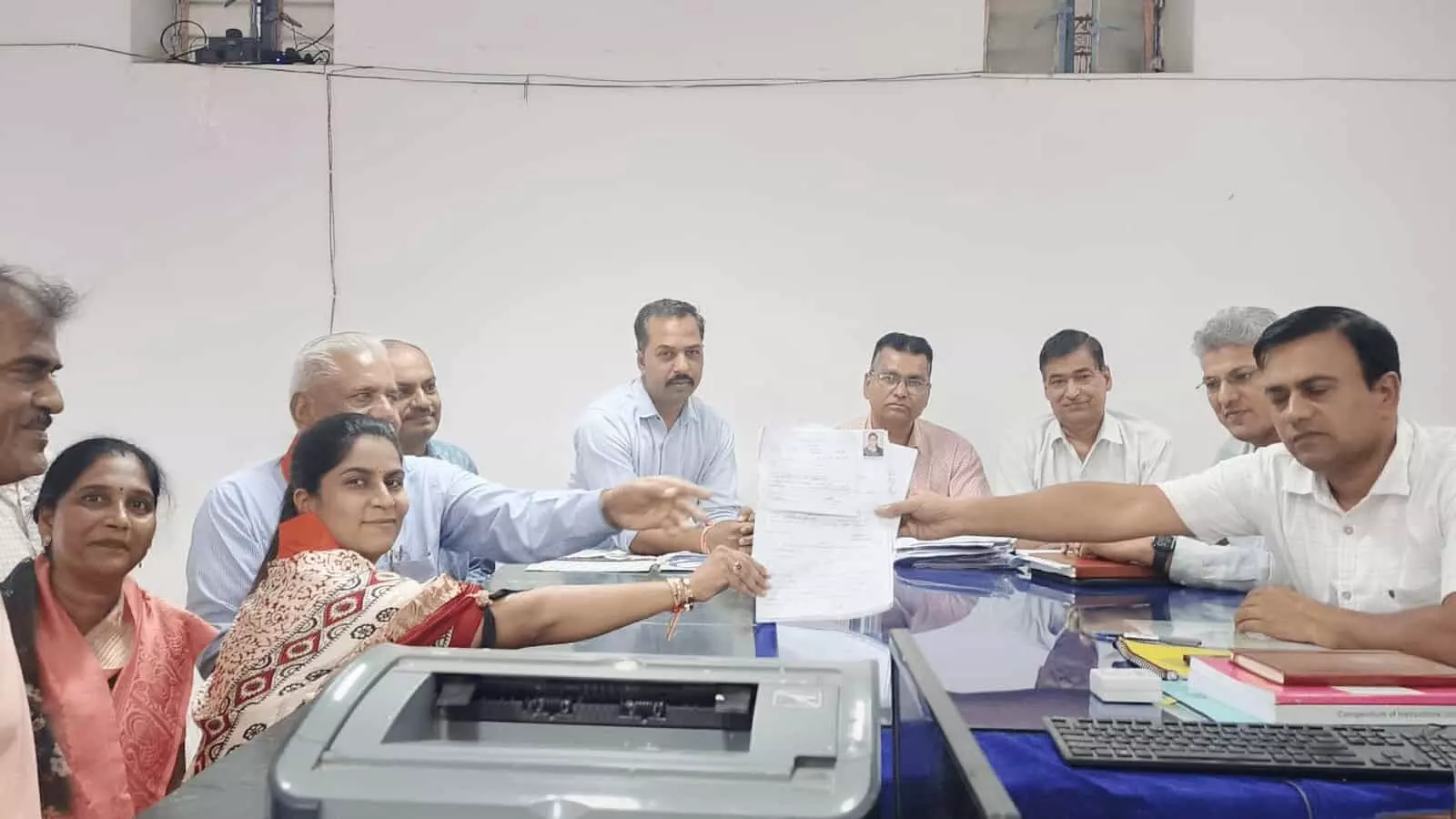 आमेट नगरपालिका चुनाव के लिए निर्वाचन अधिकारी के समक्ष नामांकन पत्र दाखिल करते भाजपा प्रत्याशी और समर्थक। आमेट नगरपालिका चुनाव के लिए निर्वाचन अधिकारी के समक्ष नामांकन पत्र दाखिल करते भाजपा प्रत्याशी और समर्थक।