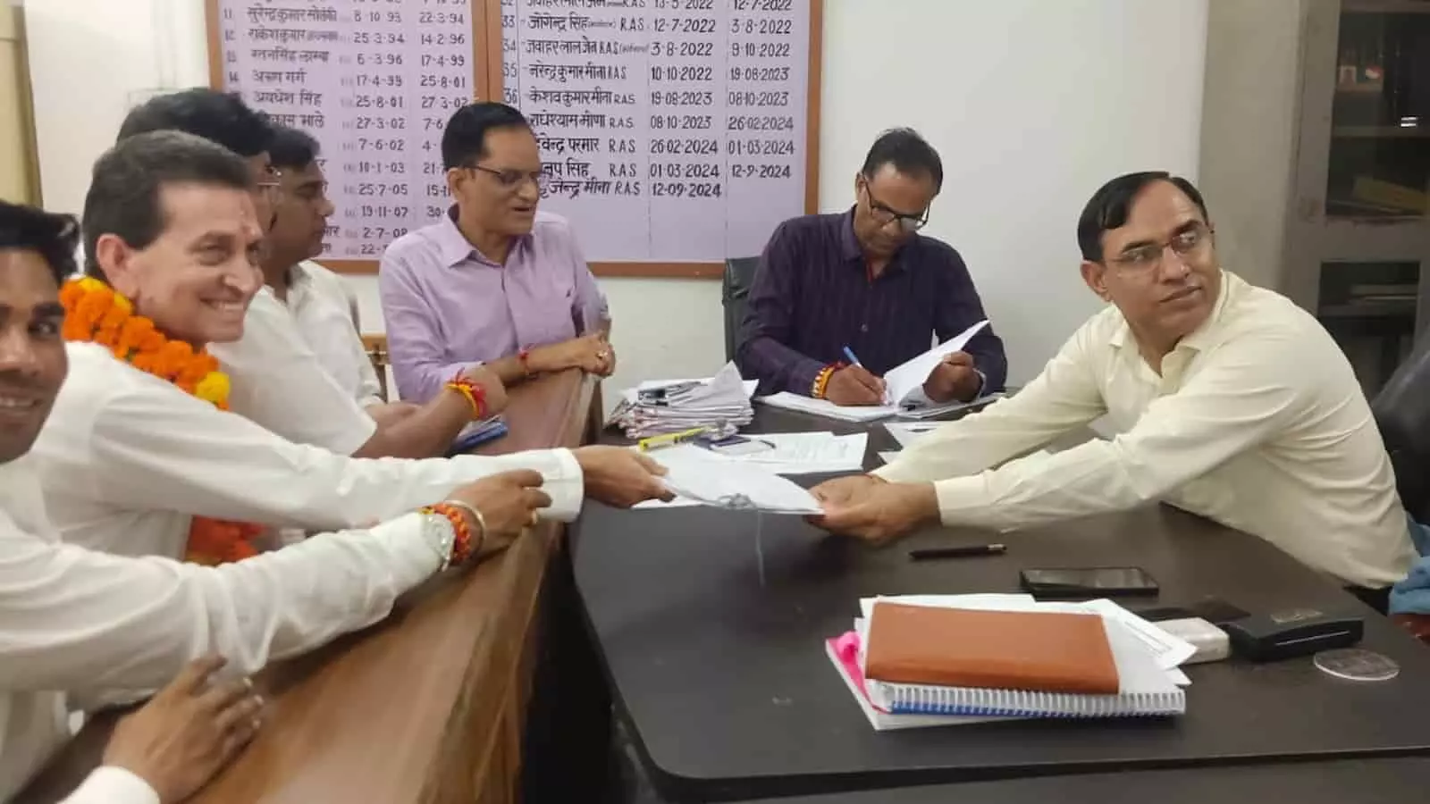 कार्यालय में अधिकारियों को नामांकन पत्र सौंपते हुए प्रत्याशी और उनके समर्थक। कार्यालय में अधिकारियों को नामांकन पत्र सौंपते हुए प्रत्याशी और उनके समर्थक।