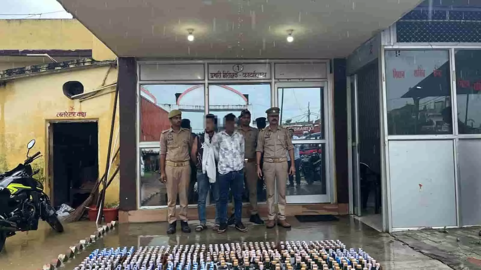 फर्जी नंबर प्लेट वाली अर्बन क्रूजर से 273 लीटर शराब बरामद, दो आरोपी गिरफ्तार फर्जी नंबर प्लेट वाली अर्बन क्रूजर से 273 लीटर शराब बरामद, दो आरोपी गिरफ्तार