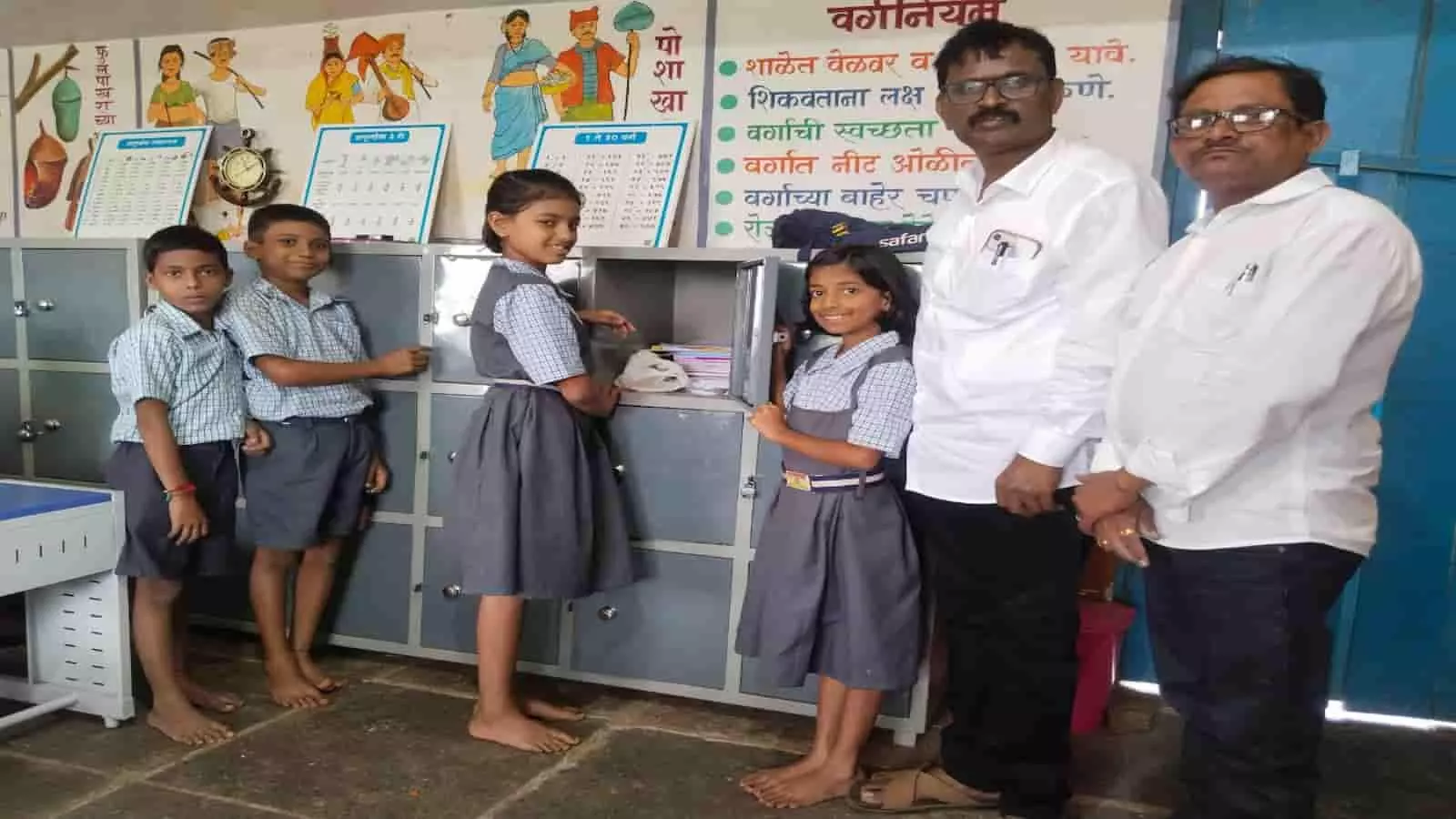 छात्र-छात्राएं और शिक्षक स्कूल की कक्षा में लोहे के लॉकर के पास खड़े हैं। छात्र-छात्राएं और शिक्षक स्कूल की कक्षा में लोहे के लॉकर के पास खड़े हैं।