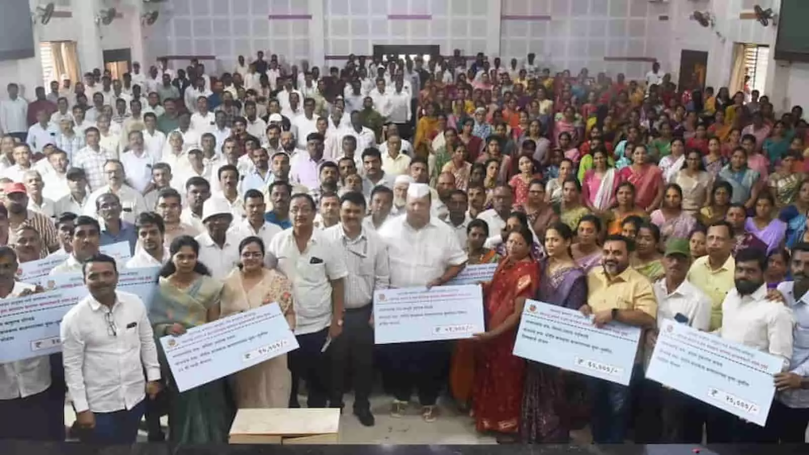 कागल में आयोजित कार्यक्रम के दौरान छात्रवृत्ति प्रमाण पत्र पकड़े खड़े लोग। कागल में आयोजित कार्यक्रम के दौरान छात्रवृत्ति प्रमाण पत्र पकड़े खड़े लोग।
