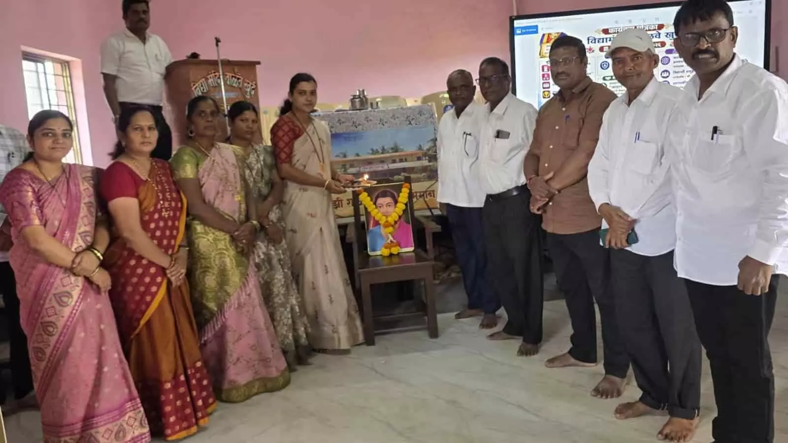 वाळवे खुर्द में शिक्षा परिषद के दौरान दीप प्रज्वलित करतीं केंद्रप्रमुख प्रिती पाटील और उपस्थित गणमान्य व्यक्ति। वाळवे खुर्द में शिक्षा परिषद के दौरान दीप प्रज्वलित करतीं केंद्रप्रमुख प्रिती पाटील और उपस्थित गणमान्य व्यक्ति।