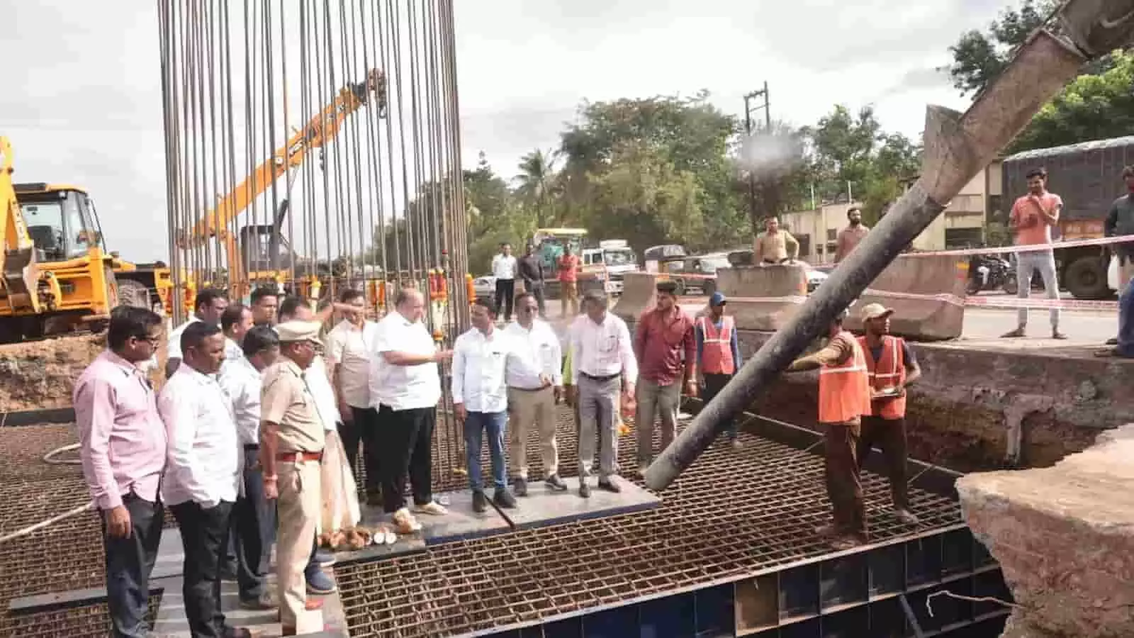 कागल शहर में फ्लाईओवर निर्माण स्थल का निरीक्षण करते हुए मंत्री और स्थानीय लोग। कागल शहर में फ्लाईओवर निर्माण स्थल का निरीक्षण करते हुए मंत्री और स्थानीय लोग।