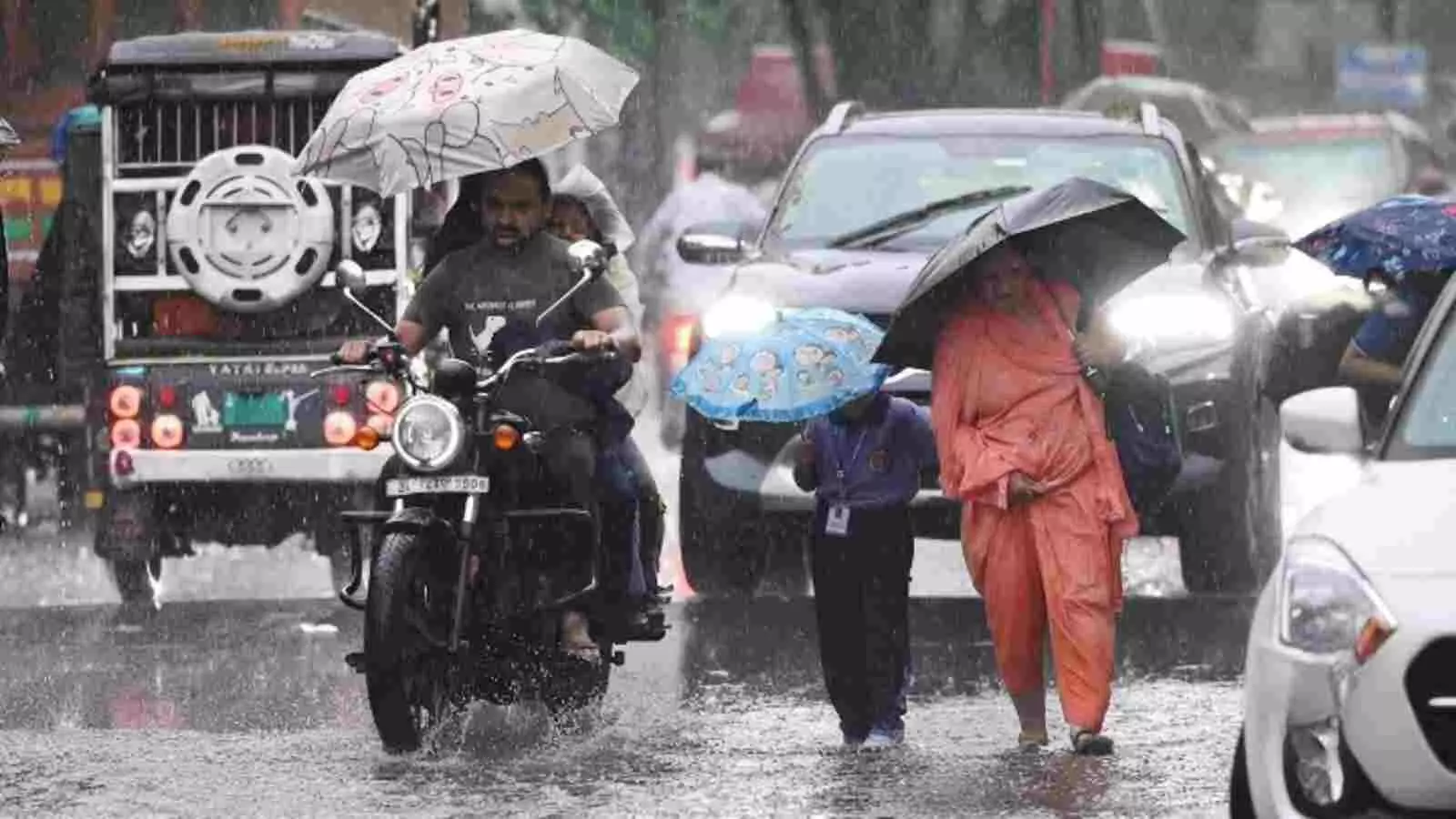 दिल्ली में हुई बारिश के दौरान सड़कों पर चलते वाहन और राहगीर| दिल्ली में हुई बारिश के दौरान सड़कों पर चलते वाहन और राहगीर|