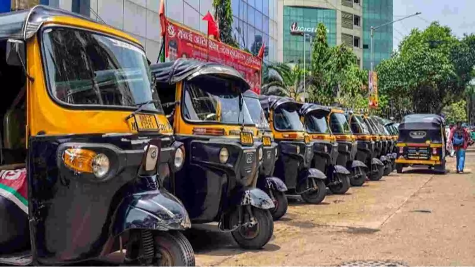सड़क के किनारे खड़े ऑटो-रिक्शा मुंबई में किराए में बढ़ोतरी किए जाने के संदर्भ में। सड़क के किनारे खड़े ऑटो-रिक्शा मुंबई में किराए में बढ़ोतरी किए जाने के संदर्भ में।