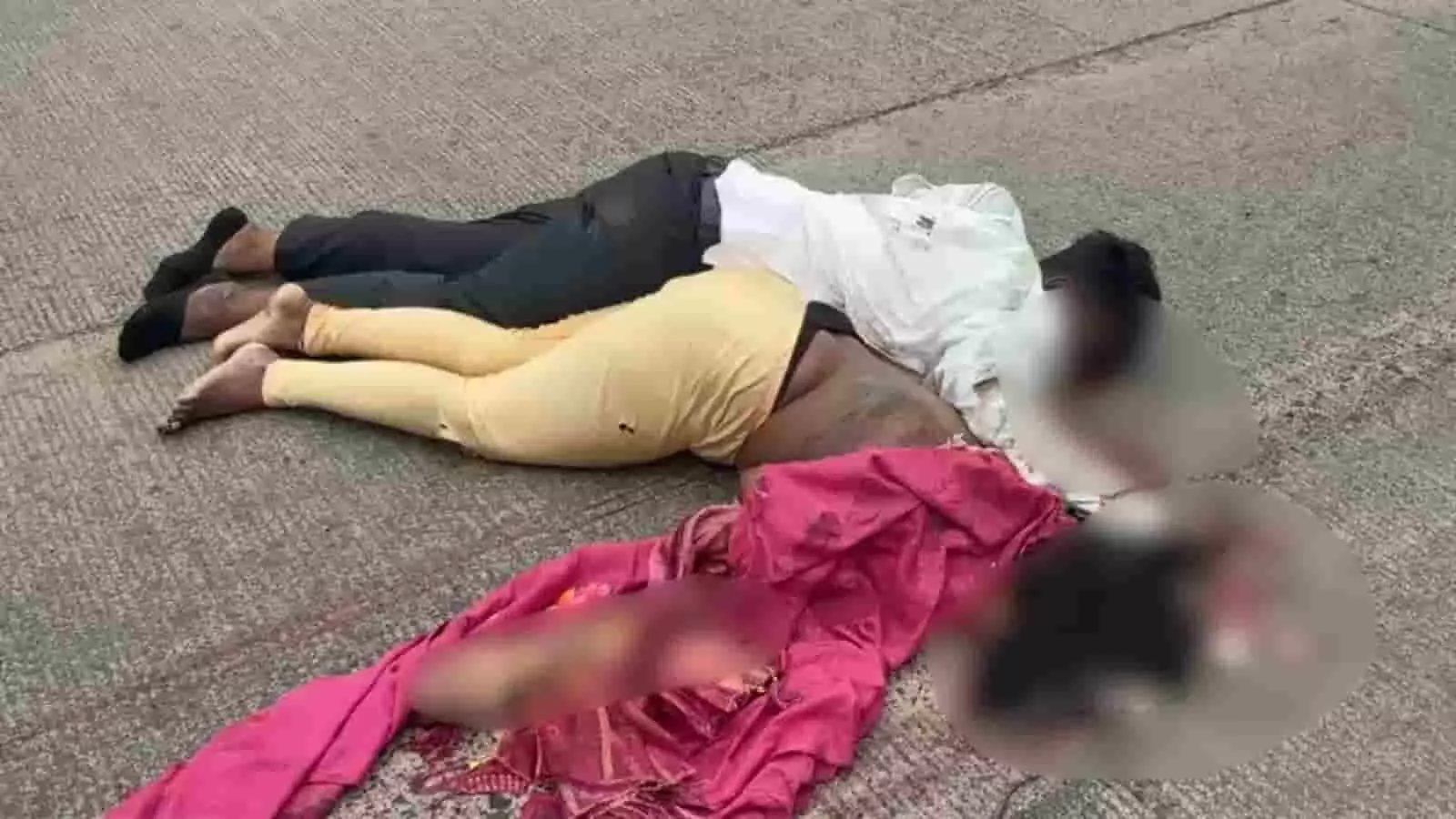 तस्वीर में लातूर में सड़क हादसे के बाद सड़क पर पड़े शव दिख रहे हैं। तस्वीर में लातूर में सड़क हादसे के बाद सड़क पर पड़े शव दिख रहे हैं।