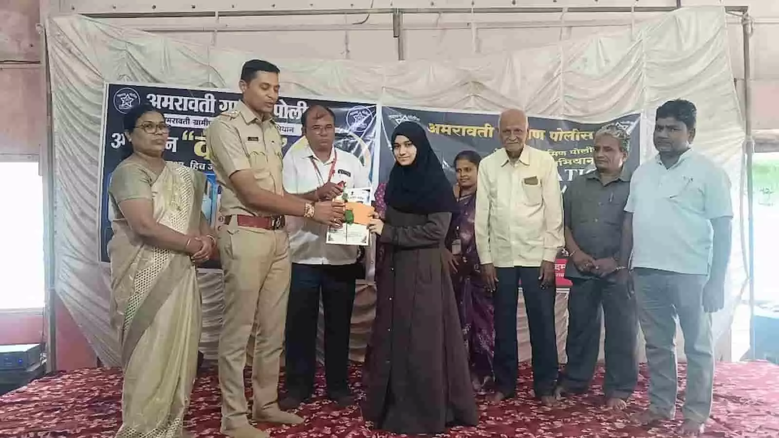 शिरखेड पुलिस स्टेशन के सभागृह में छात्रा को पुरस्कार और प्रमाण पत्र देते पुलिस अधिकारी। शिरखेड पुलिस स्टेशन के सभागृह में छात्रा को पुरस्कार और प्रमाण पत्र देते पुलिस अधिकारी।