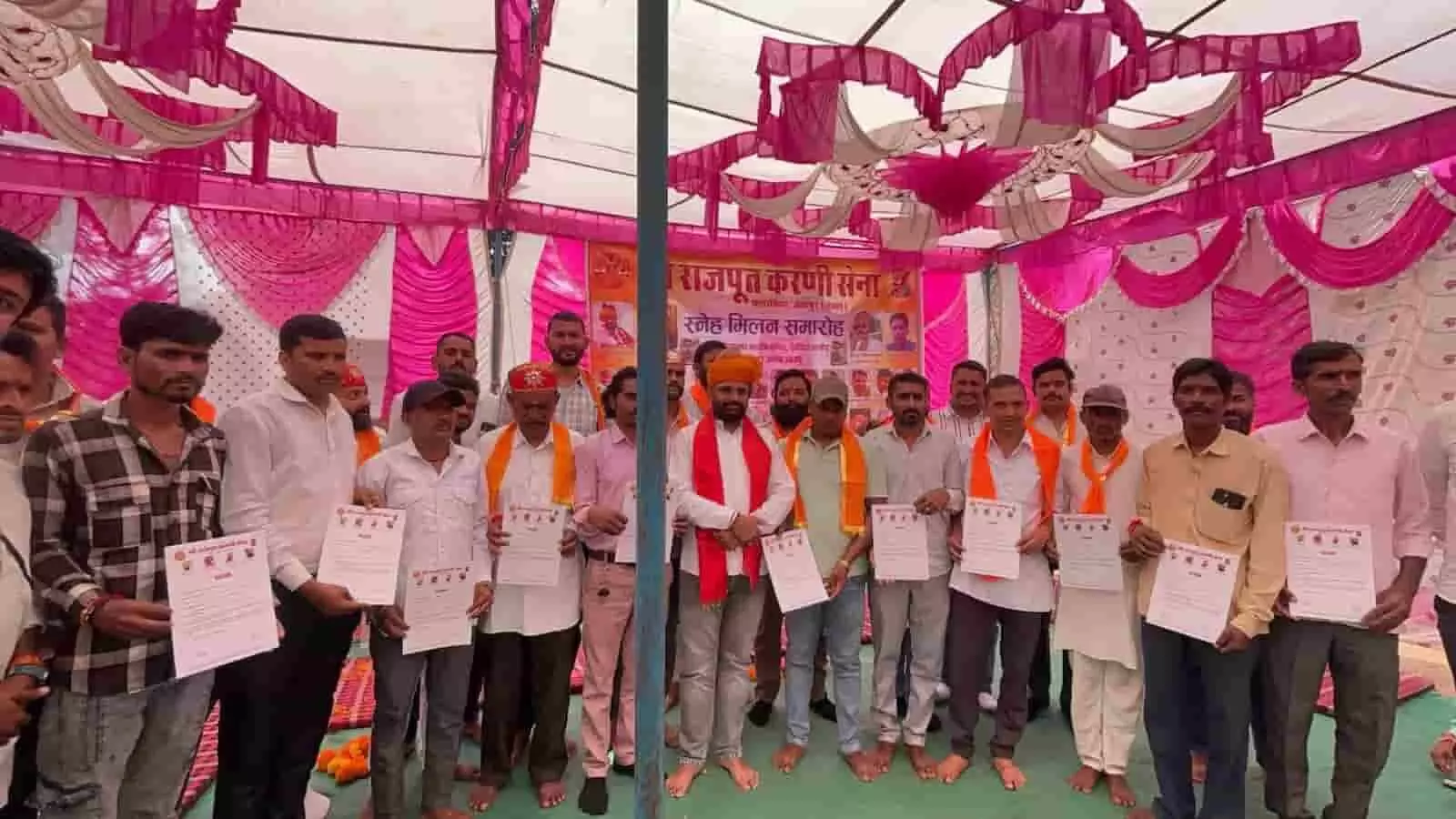तस्वीर में फलासिया के स्नेह मिलन समारोह में दस्तावेज पकड़े करणी सेना के सदस्य दिख रहे हैं। तस्वीर में फलासिया के स्नेह मिलन समारोह में दस्तावेज पकड़े करणी सेना के सदस्य दिख रहे हैं।