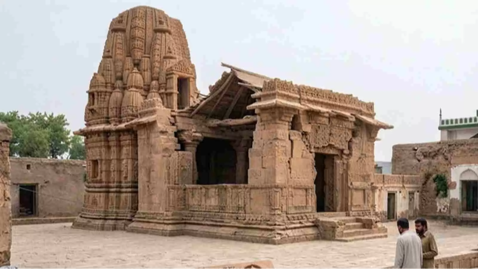 क्षतिग्रस्त ऐतिहासिक हिंदू मंदिर का ढांचा और परिसर दिख रहा है नारोवाल पाकिस्तान में मंदिर गिराए जाने के संदर्भ में। क्षतिग्रस्त ऐतिहासिक हिंदू मंदिर का ढांचा और परिसर दिख रहा है नारोवाल पाकिस्तान में मंदिर गिराए जाने के संदर्भ में।