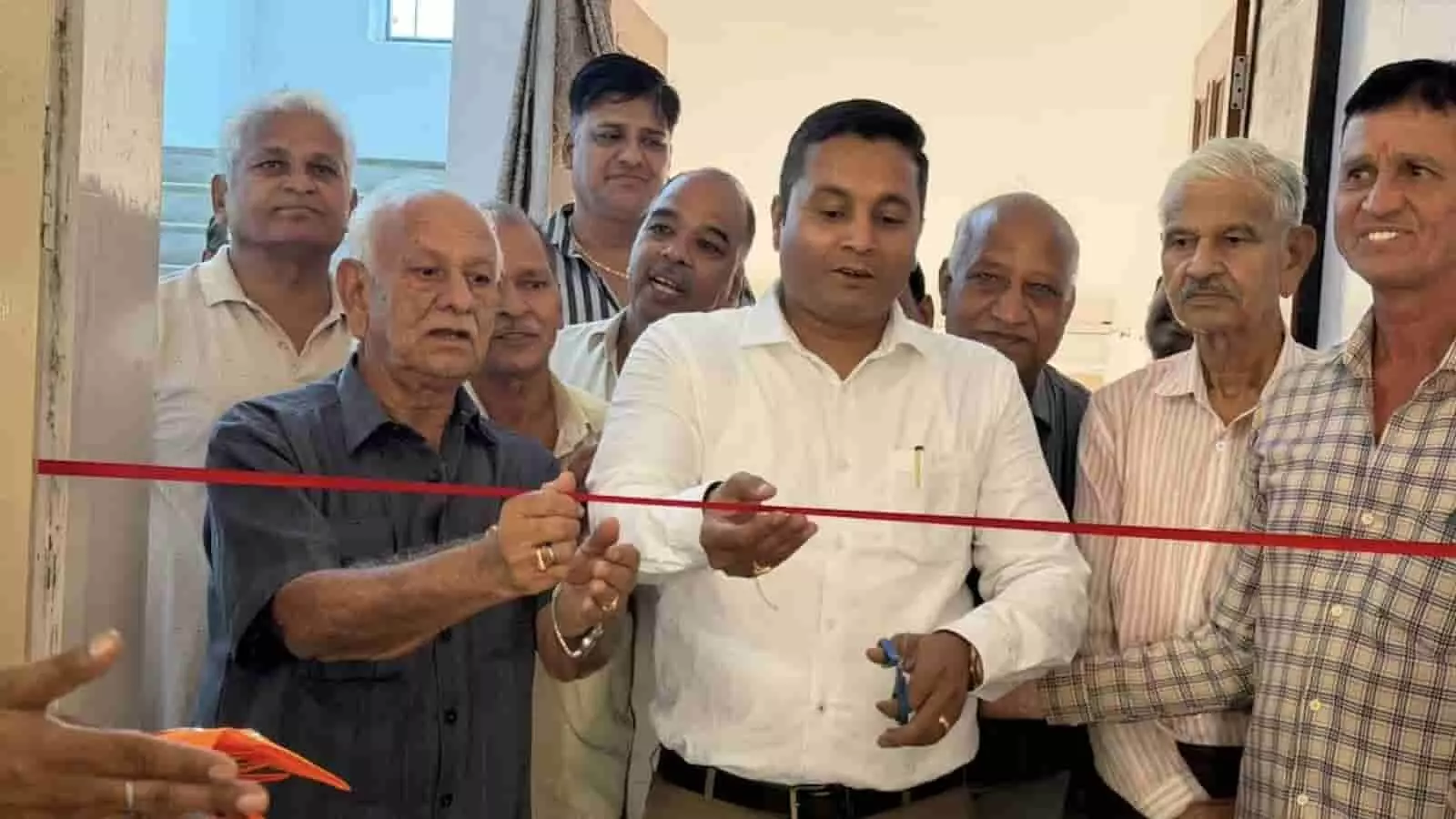 तस्वीर में मंगलवाड़ चौराहा पर रक्तदान शिविर का उद्घाटन करते हुए लोग दिख रहे हैं। तस्वीर में मंगलवाड़ चौराहा पर रक्तदान शिविर का उद्घाटन करते हुए लोग दिख रहे हैं।