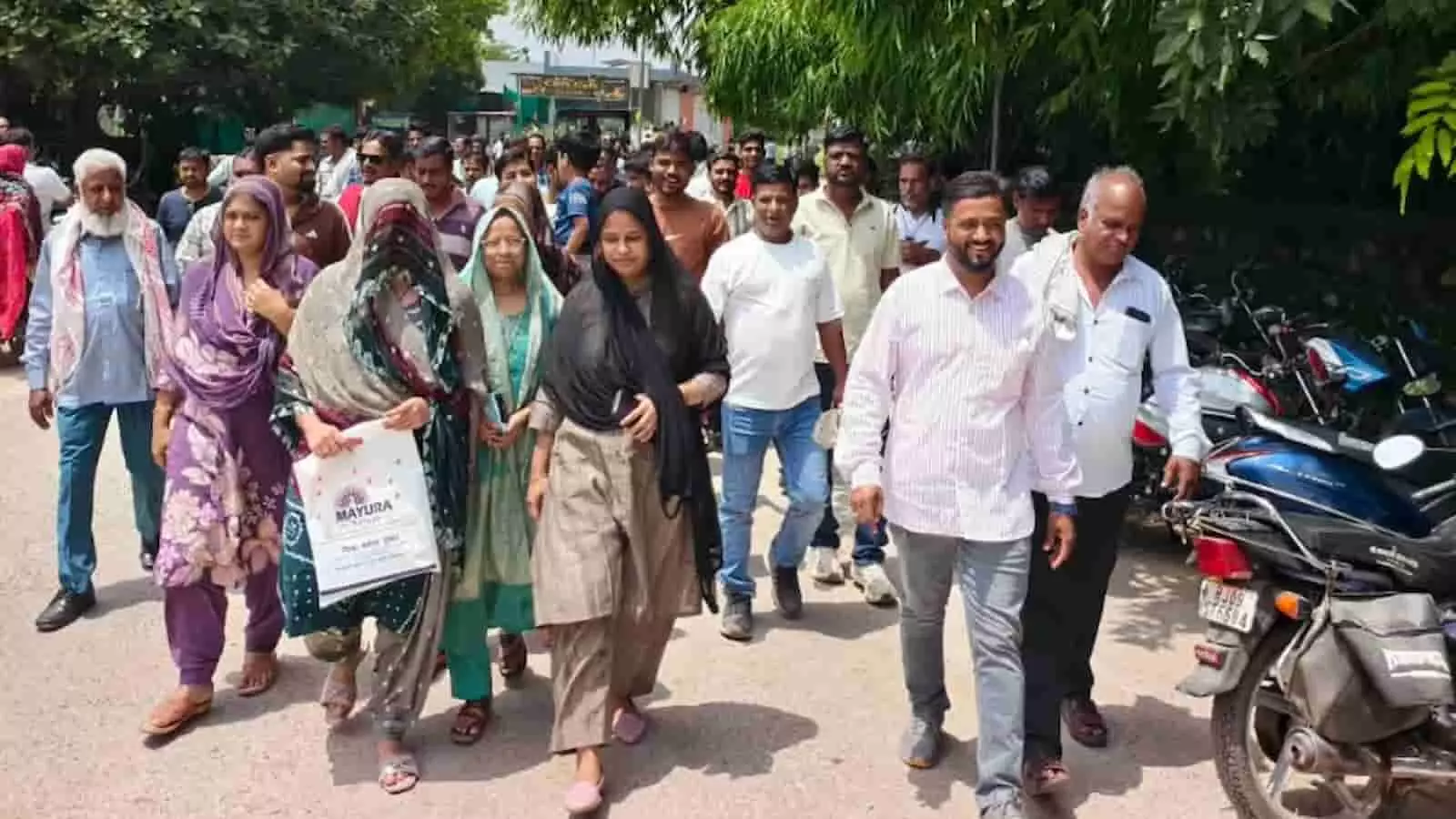 बेगूं नगर पालिका चुनाव के दौरान सड़क पर चलते हुए लोग और कार्यकर्ता। बेगूं नगर पालिका चुनाव के दौरान सड़क पर चलते हुए लोग और कार्यकर्ता।
