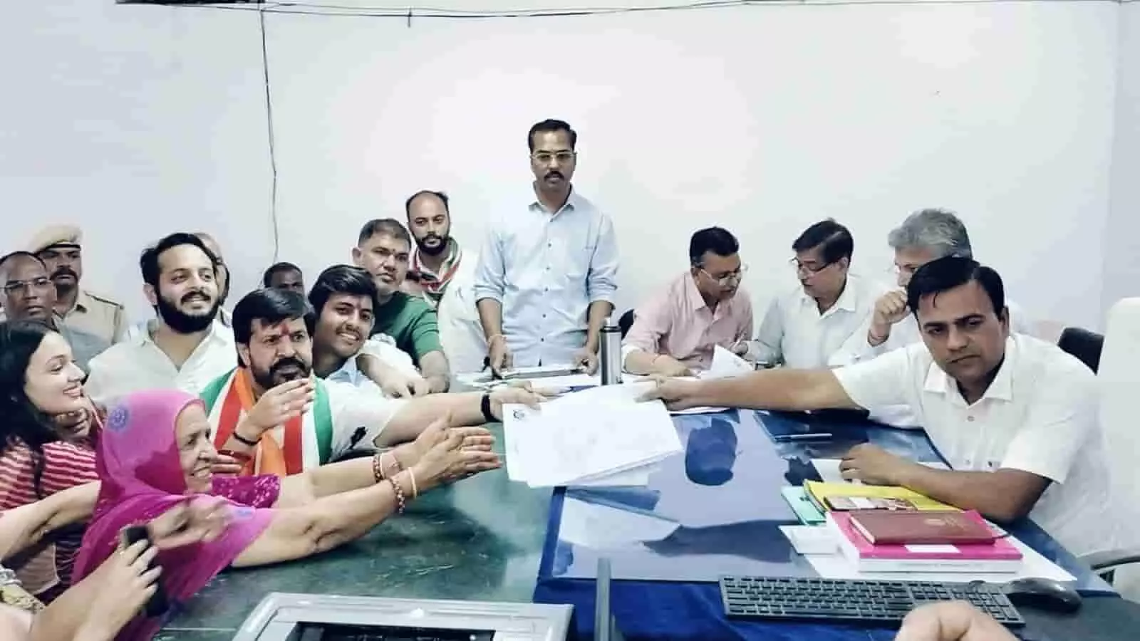 तस्वीर में कांग्रेस प्रत्याशी और समर्थक आमेट नगर पालिका चुनाव के लिए नामांकन दाखिल करते दिख रहे हैं। तस्वीर में कांग्रेस प्रत्याशी और समर्थक आमेट नगर पालिका चुनाव के लिए नामांकन दाखिल करते दिख रहे हैं।