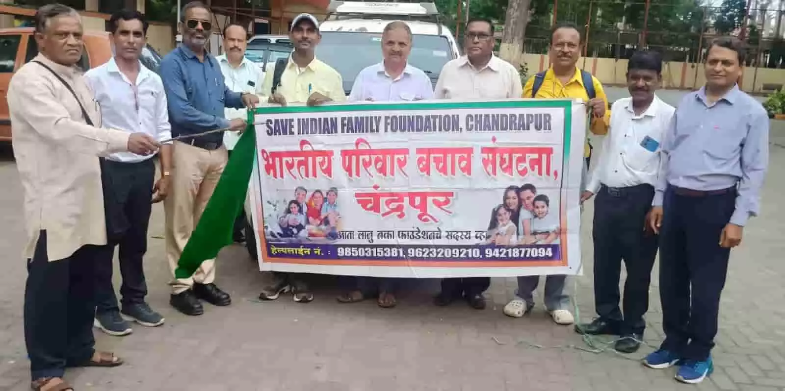 चंद्रपुर में बैनर थामे खड़े भारतीय परिवार बचाव संगठन के सदस्य। चंद्रपुर में बैनर थामे खड़े भारतीय परिवार बचाव संगठन के सदस्य।