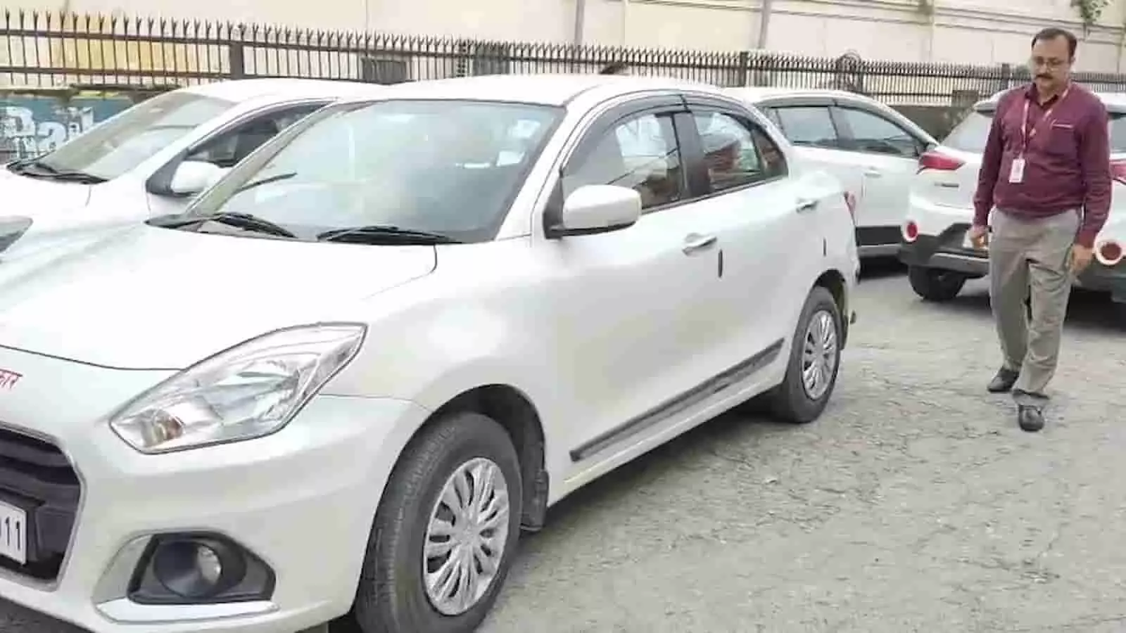 सहारनपुर में पंजाब नेशनल बैंक के बाहर खड़ी सफेद गाड़ियां और एक अधिकारी नजर आ रहे हैं। सहारनपुर में पंजाब नेशनल बैंक के बाहर खड़ी सफेद गाड़ियां और एक अधिकारी नजर आ रहे हैं।