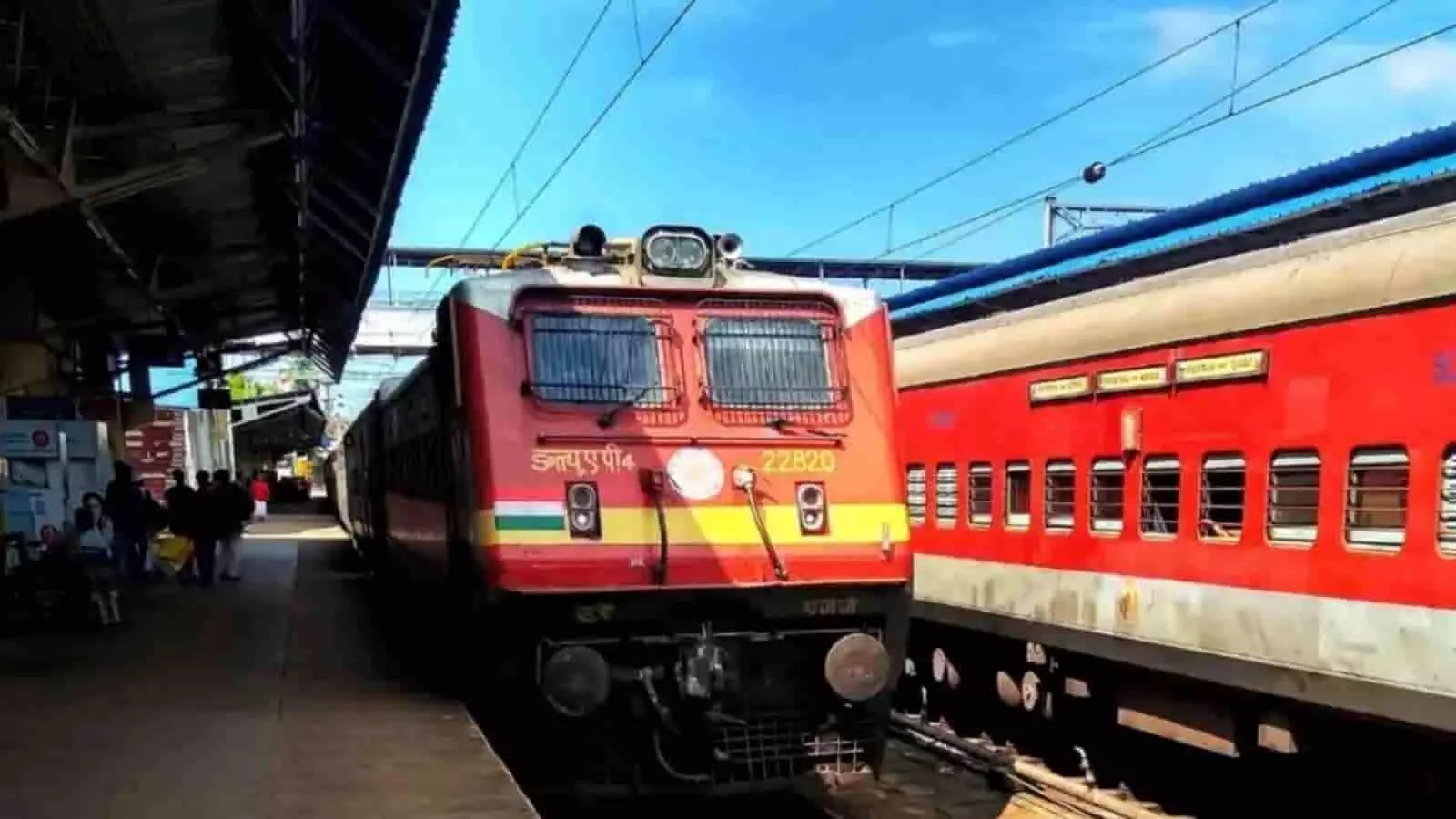 तस्वीर में रेलवे स्टेशन के प्लेटफॉर्म पर ट्रेन का इंजन खड़ा दिखाई दे रहा है। तस्वीर में रेलवे स्टेशन के प्लेटफॉर्म पर ट्रेन का इंजन खड़ा दिखाई दे रहा है।