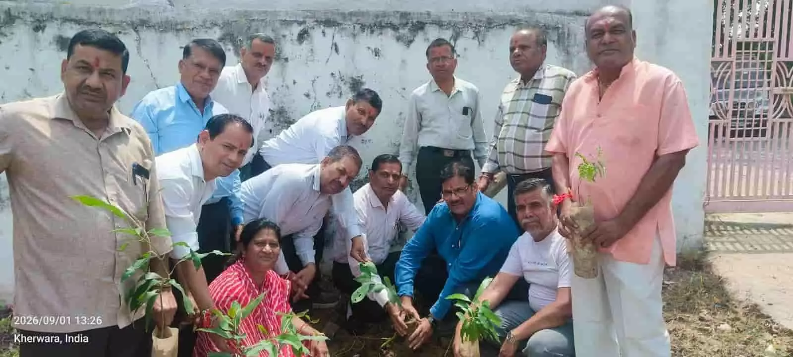 खेरवाड़ा की राम वाटिका में पौधे लगाते और हाथ में पौधे पकड़े स्थानीय लोग। खेरवाड़ा की राम वाटिका में पौधे लगाते और हाथ में पौधे पकड़े स्थानीय लोग।