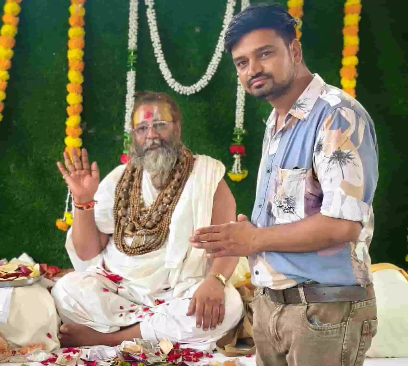 कमरे के अंदर मेज के पीछे एक साथ खड़े लोग समूह में नजर आ रहे हैं। कमरे के अंदर मेज के पीछे एक साथ खड़े लोग समूह में नजर आ रहे हैं।