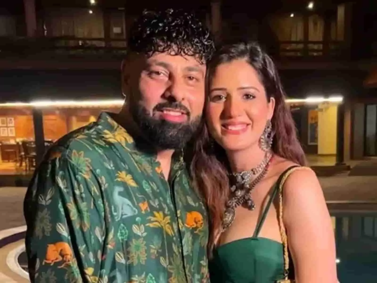 तस्वीर में रैपर बादशाह और अभिनेत्री ईशा रिखी एक साथ नजर आ रहे हैं। तस्वीर में रैपर बादशाह और अभिनेत्री ईशा रिखी एक साथ नजर आ रहे हैं।