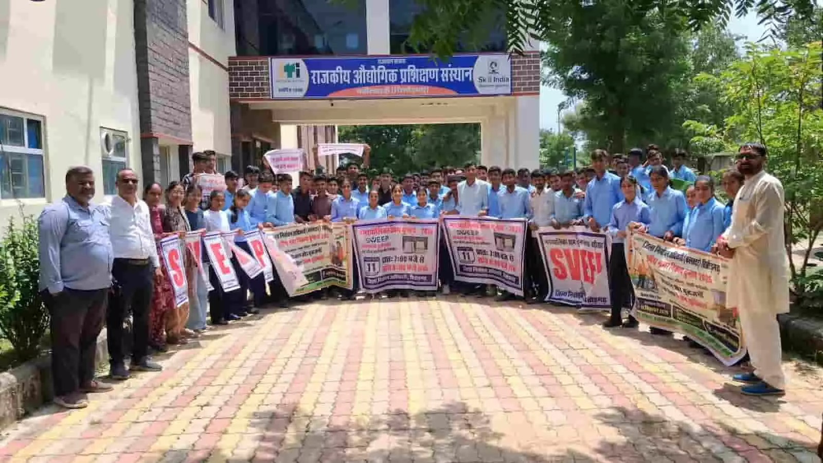 बड़ी सादड़ी में मतदाता जागरूकता अभियान के दौरान मतदान की शपथ लेते विद्यार्थी और अधिकारी। बड़ी सादड़ी में मतदाता जागरूकता अभियान के दौरान मतदान की शपथ लेते विद्यार्थी और अधिकारी।