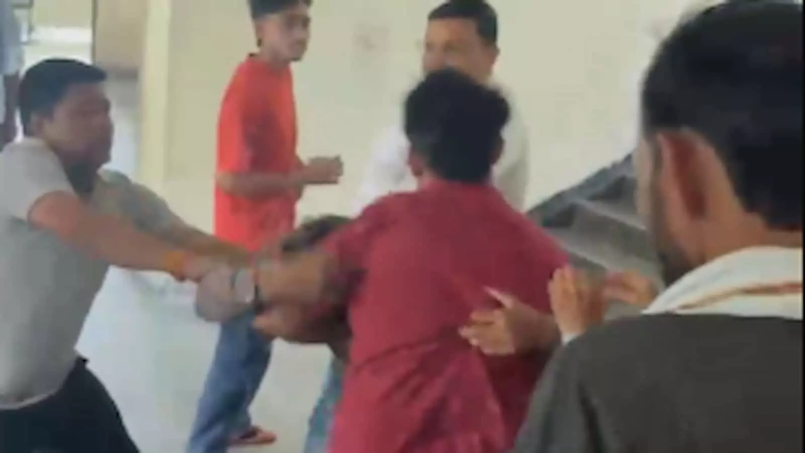 मुरैना के आधार सेंटर के अंदर लोगों और कर्मचारियों के बीच हो रहे विवाद का दृश्य। मुरैना के आधार सेंटर के अंदर लोगों और कर्मचारियों के बीच हो रहे विवाद का दृश्य।