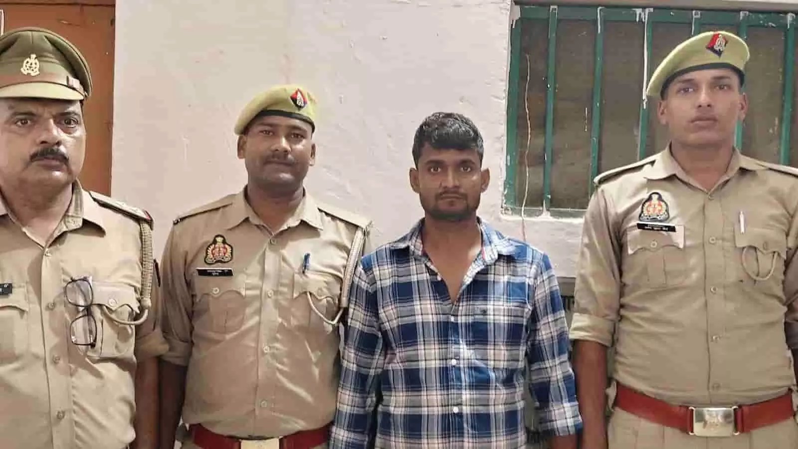 तस्वीर में निजामाबाद थाने के बाहर पुलिसकर्मियों के साथ खड़े नजर आ रहे आरोपी अवनीश यादव। तस्वीर में निजामाबाद थाने के बाहर पुलिसकर्मियों के साथ खड़े नजर आ रहे आरोपी अवनीश यादव।