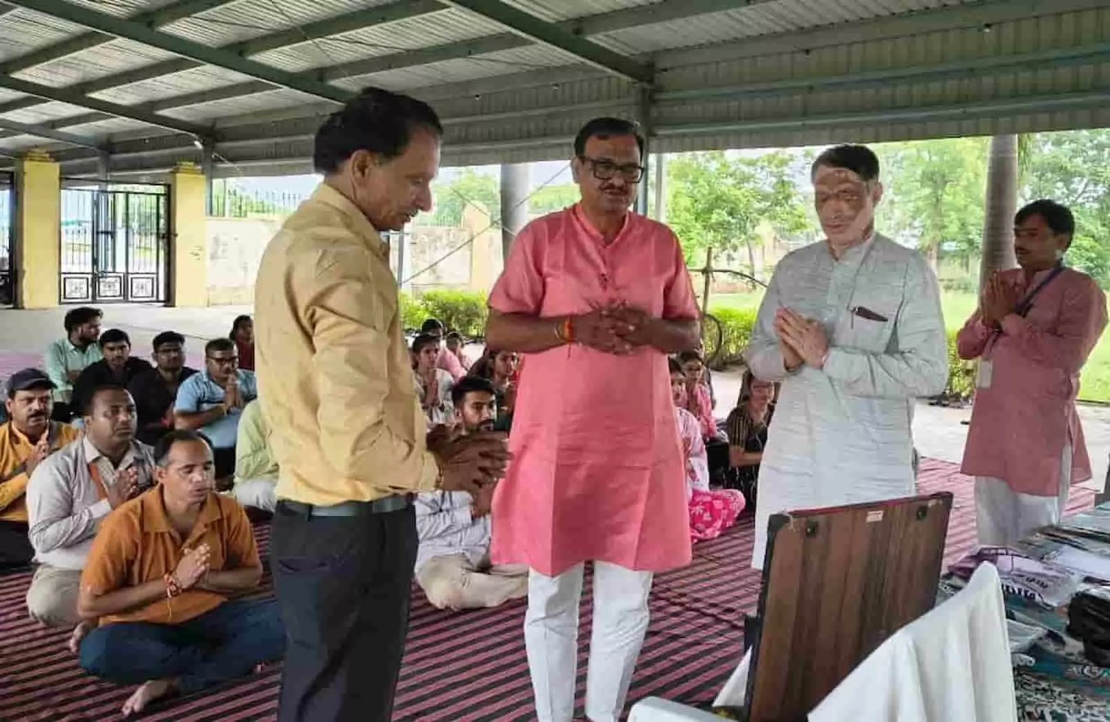 तस्वीर में बोरडी में विद्या भारती के आचार्य संगम समारोह के दौरान अतिथि हाथ जोड़कर प्रार्थना करते हुए। तस्वीर में बोरडी में विद्या भारती के आचार्य संगम समारोह के दौरान अतिथि हाथ जोड़कर प्रार्थना करते हुए।