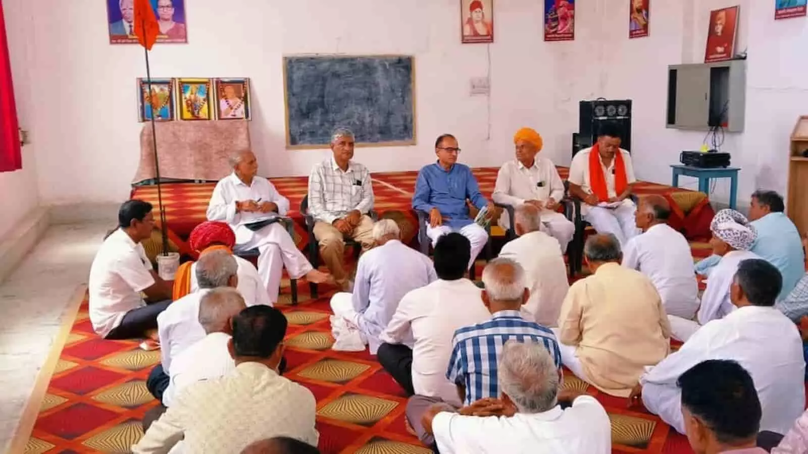 तस्वीर में भीलवाड़ा में बैठक करते भारतीय किसान संघ के पदाधिकारी और ग्रामीण किसान नजर आ रहे हैं। तस्वीर में भीलवाड़ा में बैठक करते भारतीय किसान संघ के पदाधिकारी और ग्रामीण किसान नजर आ रहे हैं।