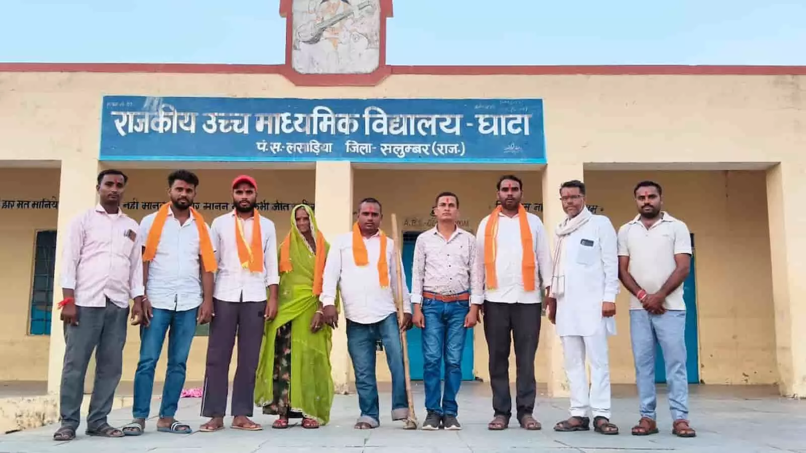 राजकीय उच्च माध्यमिक विद्यालय घाटा के भवन के सामने खड़े ग्रामीण और भामाशाह परिवार के सदस्य। राजकीय उच्च माध्यमिक विद्यालय घाटा के भवन के सामने खड़े ग्रामीण और भामाशाह परिवार के सदस्य।