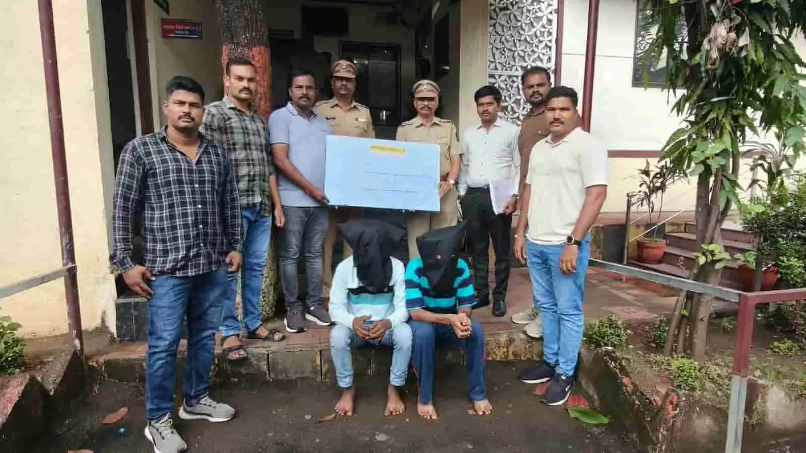 मानिकपुर पुलिस स्टेशन के बाहर पुलिसकर्मी और गिरफ्तार आरोपी खड़े दिखाई दे रहे हैं। मानिकपुर पुलिस स्टेशन के बाहर पुलिसकर्मी और गिरफ्तार आरोपी खड़े दिखाई दे रहे हैं।