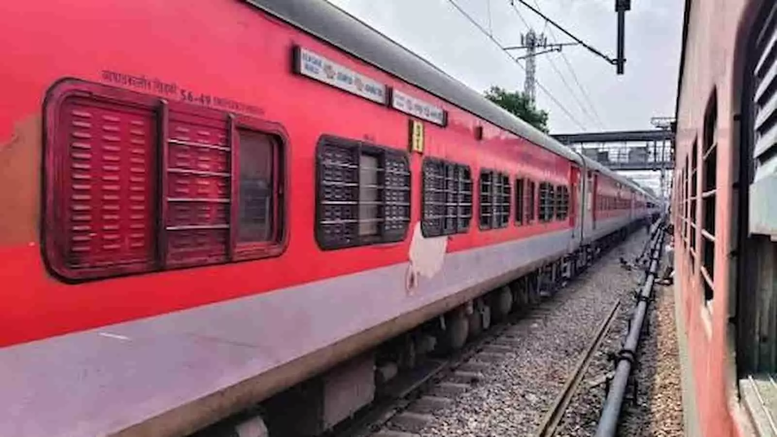 रतनगढ़-चूरू रेलखंड पर रेलवे ट्रैक पर खड़ी एक्सप्रेस ट्रेन की बोगियां दिखाई दे रही हैं। रतनगढ़-चूरू रेलखंड पर रेलवे ट्रैक पर खड़ी एक्सप्रेस ट्रेन की बोगियां दिखाई दे रही हैं।