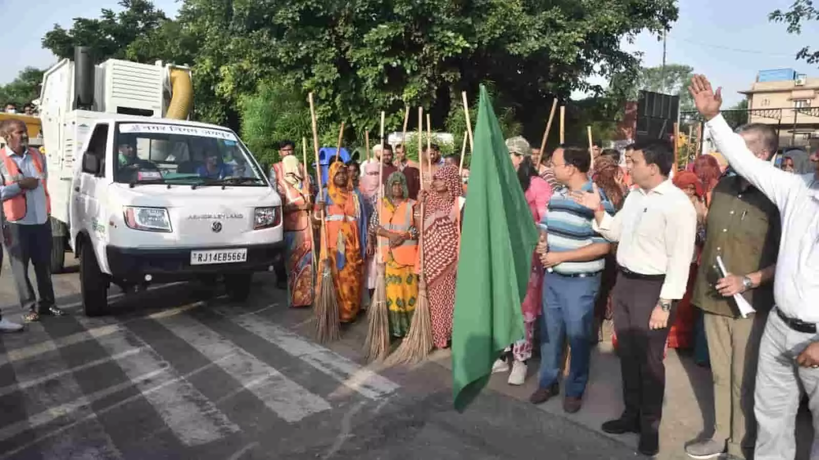 तस्वीर में अतिरिक्त आयुक्त नरेन्द्र कुमार बंसल जयपुर में स्वच्छता वाहनों को हरी झंडी दिखाते हुए। तस्वीर में अतिरिक्त आयुक्त नरेन्द्र कुमार बंसल जयपुर में स्वच्छता वाहनों को हरी झंडी दिखाते हुए।