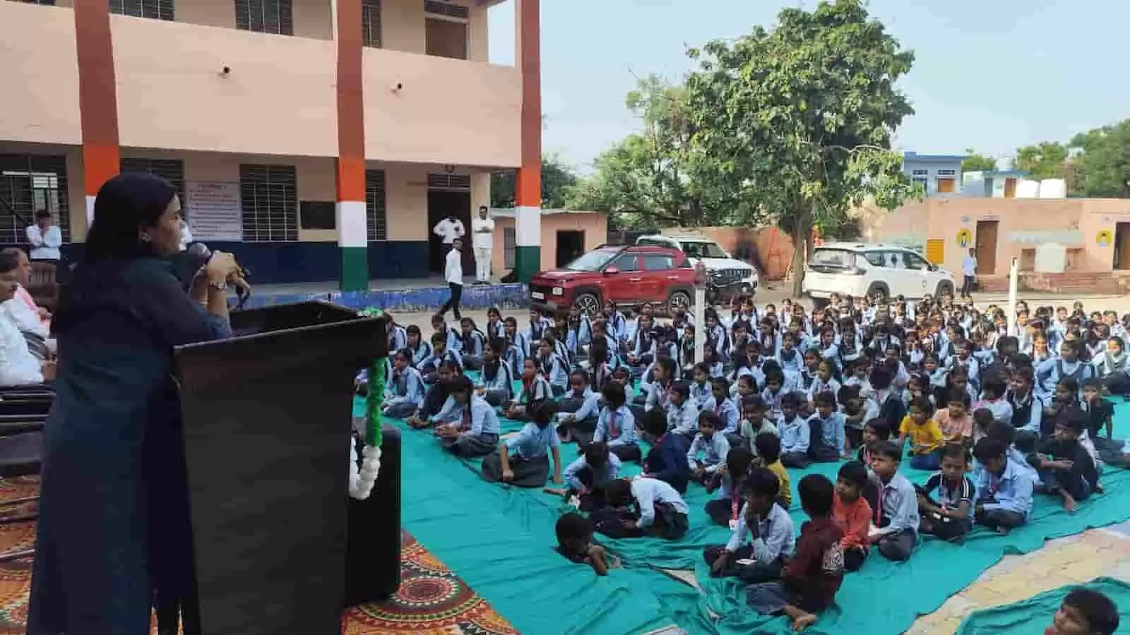 जागरूकता शिविर में शामिल होकर न्यायिक अधिकारियों की बातें सुनते स्कूली छात्र। जागरूकता शिविर में शामिल होकर न्यायिक अधिकारियों की बातें सुनते स्कूली छात्र।