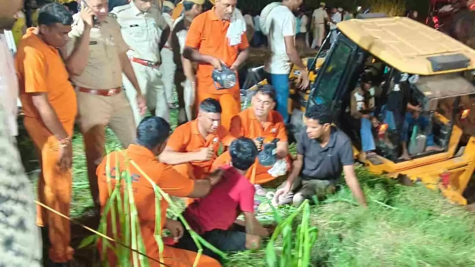 तस्वीर में अलवर के बोरवेल रेस्क्यू स्थल पर एसडीआरएफ जवान और जेसीबी मशीन नजर आ रहे हैं। तस्वीर में अलवर के बोरवेल रेस्क्यू स्थल पर एसडीआरएफ जवान और जेसीबी मशीन नजर आ रहे हैं।