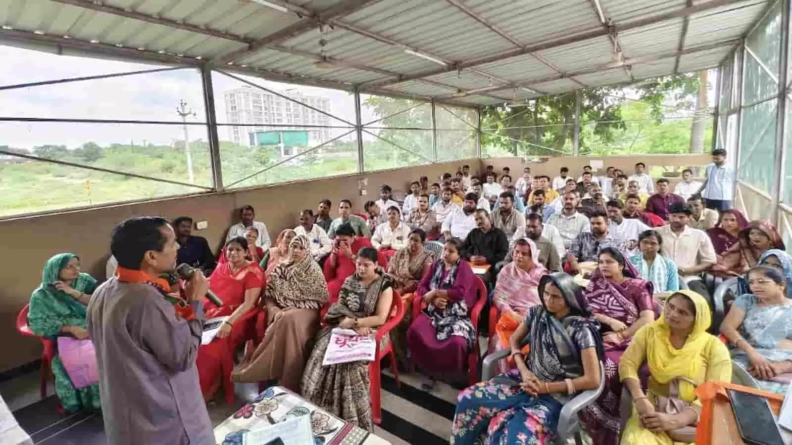 कोटा रोड स्थित कार्यालय में आयोजित बैठक में संबोधित करते हुए व्यक्ति और बैठे हुए लोग। कोटा रोड स्थित कार्यालय में आयोजित बैठक में संबोधित करते हुए व्यक्ति और बैठे हुए लोग।