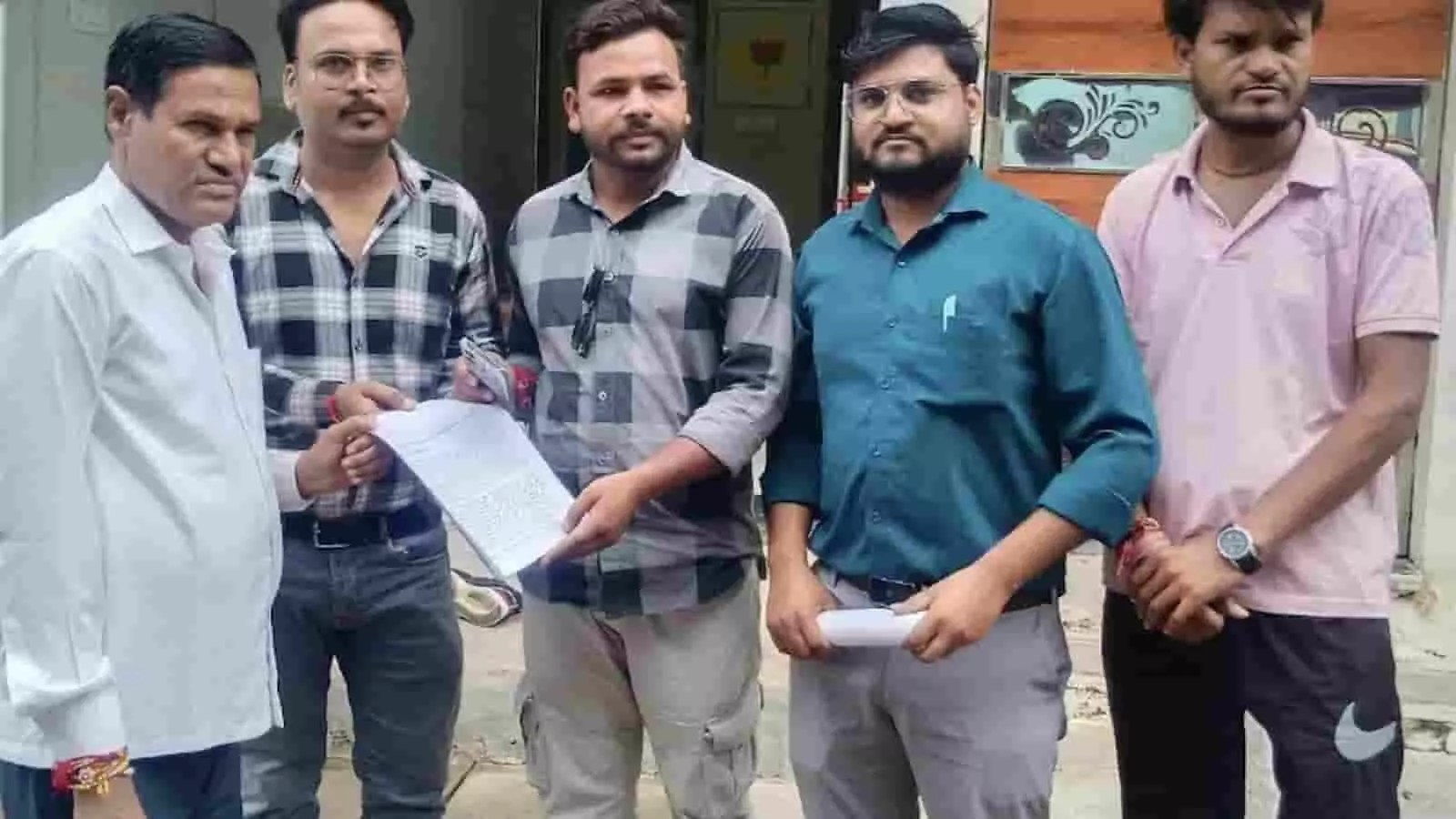 तस्वीर में बारां जिला अस्पताल के बर्खास्त प्लेसमेंट कर्मचारी ज्ञापन सौंपते हुए नजर आ रहे हैं। तस्वीर में बारां जिला अस्पताल के बर्खास्त प्लेसमेंट कर्मचारी ज्ञापन सौंपते हुए नजर आ रहे हैं।
