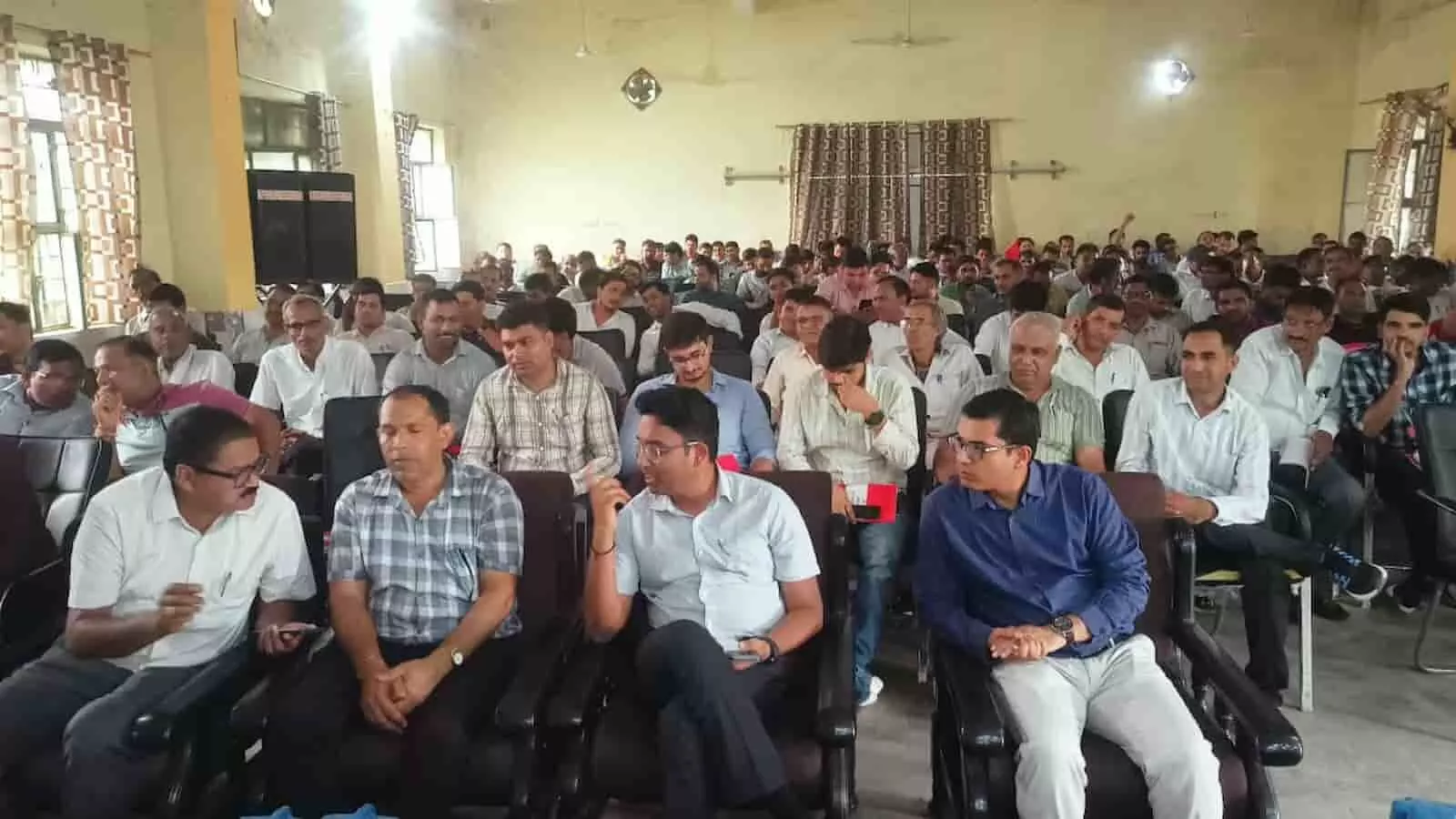 डीग के सभागार में आयोजित चुनाव प्रशिक्षण सत्र में बैठे अधिकारी और मतदान कर्मी। डीग के सभागार में आयोजित चुनाव प्रशिक्षण सत्र में बैठे अधिकारी और मतदान कर्मी।
