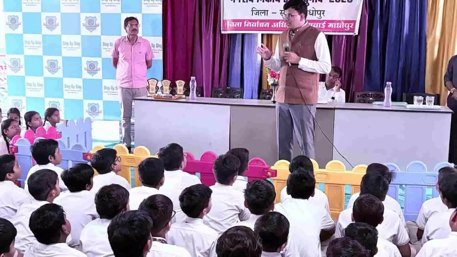 तस्वीर में स्कूल की छात्राएं बेंच पर बैठकर कागज पर संदेश लिखती हुई दिखाई दे रही हैं। तस्वीर में स्कूल की छात्राएं बेंच पर बैठकर कागज पर संदेश लिखती हुई दिखाई दे रही हैं।