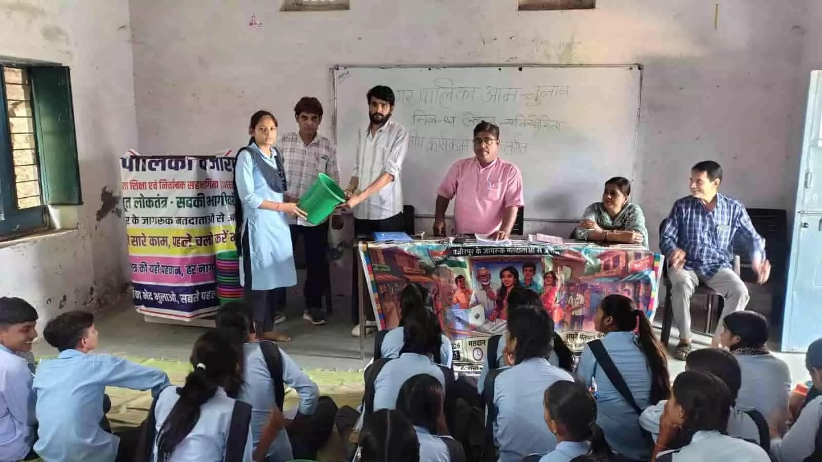 वजीरपुर में मतदान जागरूकता कार्यक्रम के तहत कक्षा में बैठकर पत्र लिखते विद्यार्थी। वजीरपुर में मतदान जागरूकता कार्यक्रम के तहत कक्षा में बैठकर पत्र लिखते विद्यार्थी।
