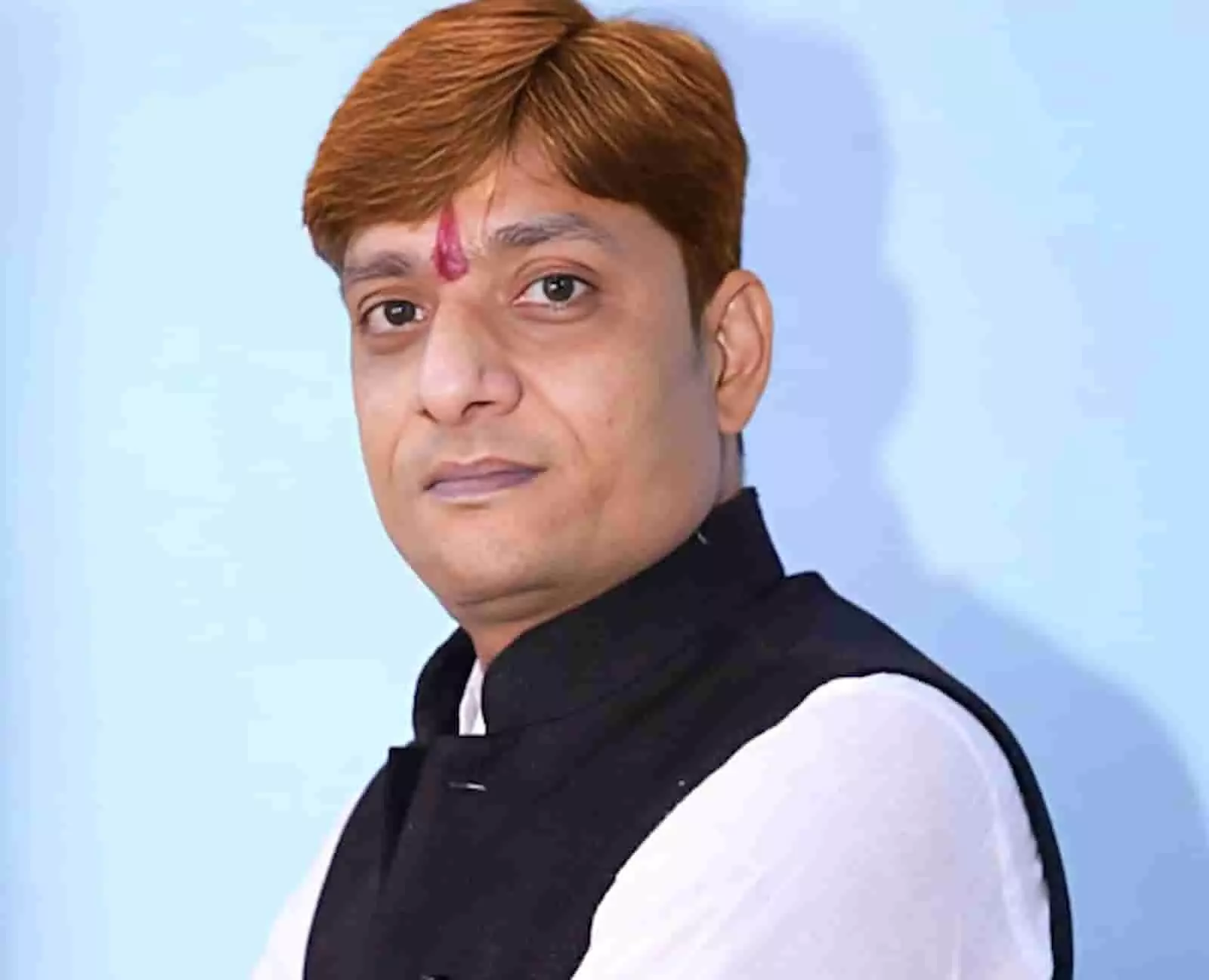 तस्वीर में डॉ. विजय सोनी नीली पृष्ठभूमि के सामने सफेद शर्ट और काली जैकेट पहने खड़े हैं। तस्वीर में डॉ. विजय सोनी नीली पृष्ठभूमि के सामने सफेद शर्ट और काली जैकेट पहने खड़े हैं।