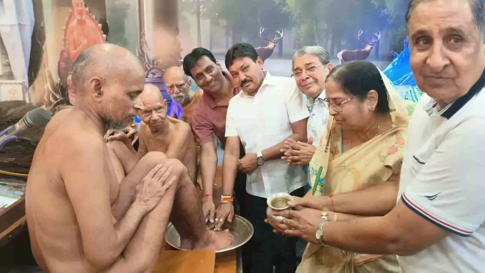 कोटा के मंदिर में मुनिश्री विवर्धनसागर जी का पाद प्रक्षालन करते श्रद्धालु कोटा के मंदिर में मुनिश्री विवर्धनसागर जी का पाद प्रक्षालन करते श्रद्धालु