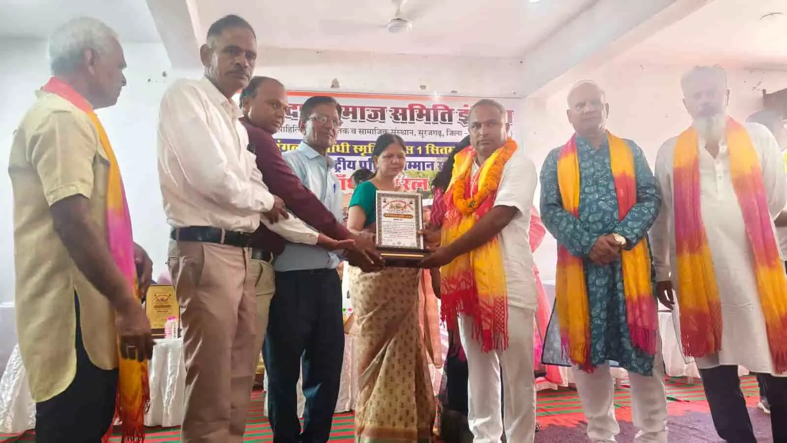 सूरजगढ़ के सम्मान समारोह में मंच पर खड़े होकर पुरस्कार प्राप्त करते हुए अतिथि और प्रतिभाएं। सूरजगढ़ के सम्मान समारोह में मंच पर खड़े होकर पुरस्कार प्राप्त करते हुए अतिथि और प्रतिभाएं।
