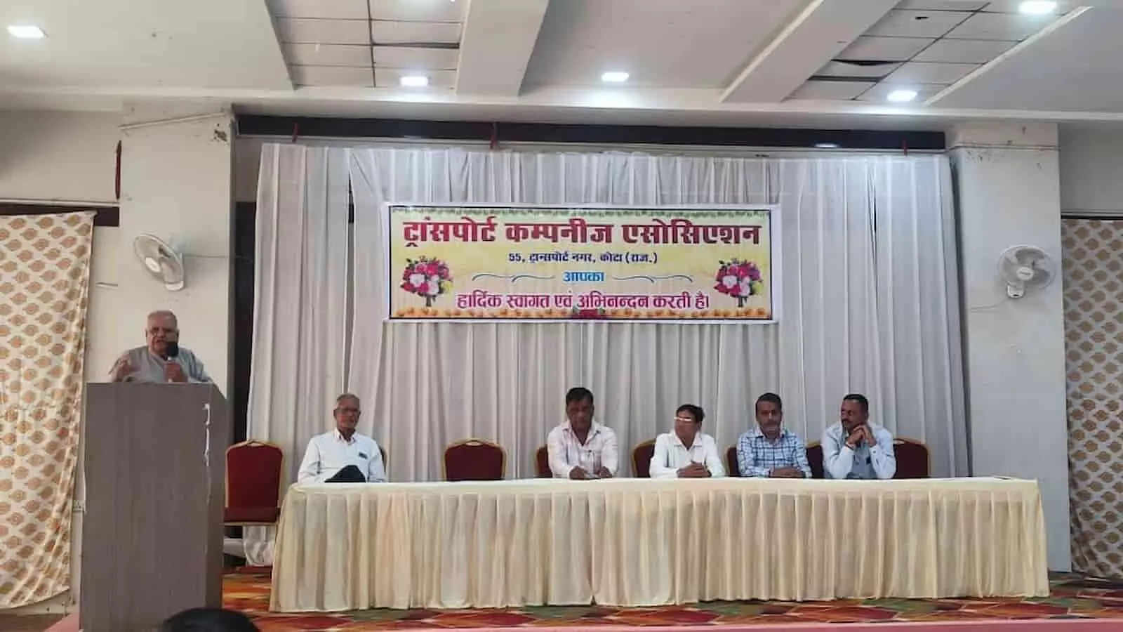 कोटा के पोरवाल भवन में आयोजित ट्रांसपोर्ट एसोसिएशन की बैठक में मंच पर बैठे पदाधिकारी। कोटा के पोरवाल भवन में आयोजित ट्रांसपोर्ट एसोसिएशन की बैठक में मंच पर बैठे पदाधिकारी।