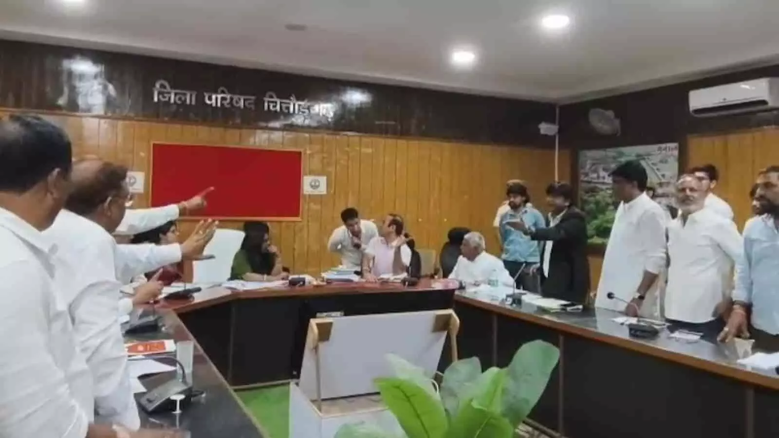 तस्वीर में चित्तौड़गढ़ जिला परिषद कार्यालय कक्ष के भीतर नामांकन स्क्रूटनी के दौरान लोगों के बीच बहस दिख रही है। तस्वीर में चित्तौड़गढ़ जिला परिषद कार्यालय कक्ष के भीतर नामांकन स्क्रूटनी के दौरान लोगों के बीच बहस दिख रही है।