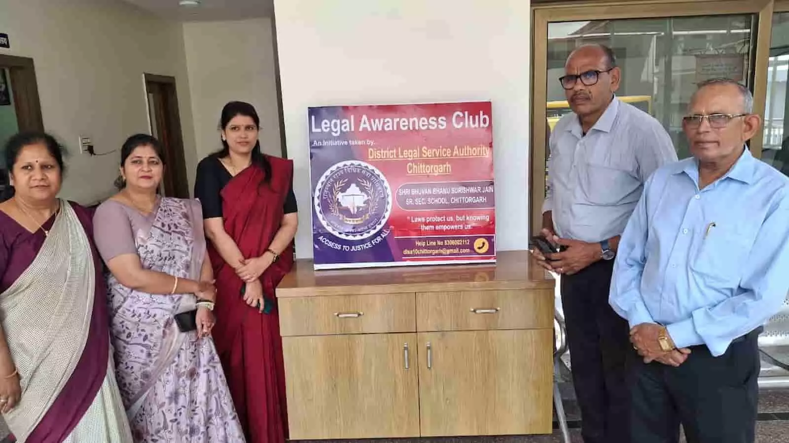 तस्वीर में चित्तौड़गढ़ के स्कूल में विधिक जागरूकता क्लब के बोर्ड के पास खड़े लोग दिख रहे हैं। तस्वीर में चित्तौड़गढ़ के स्कूल में विधिक जागरूकता क्लब के बोर्ड के पास खड़े लोग दिख रहे हैं।