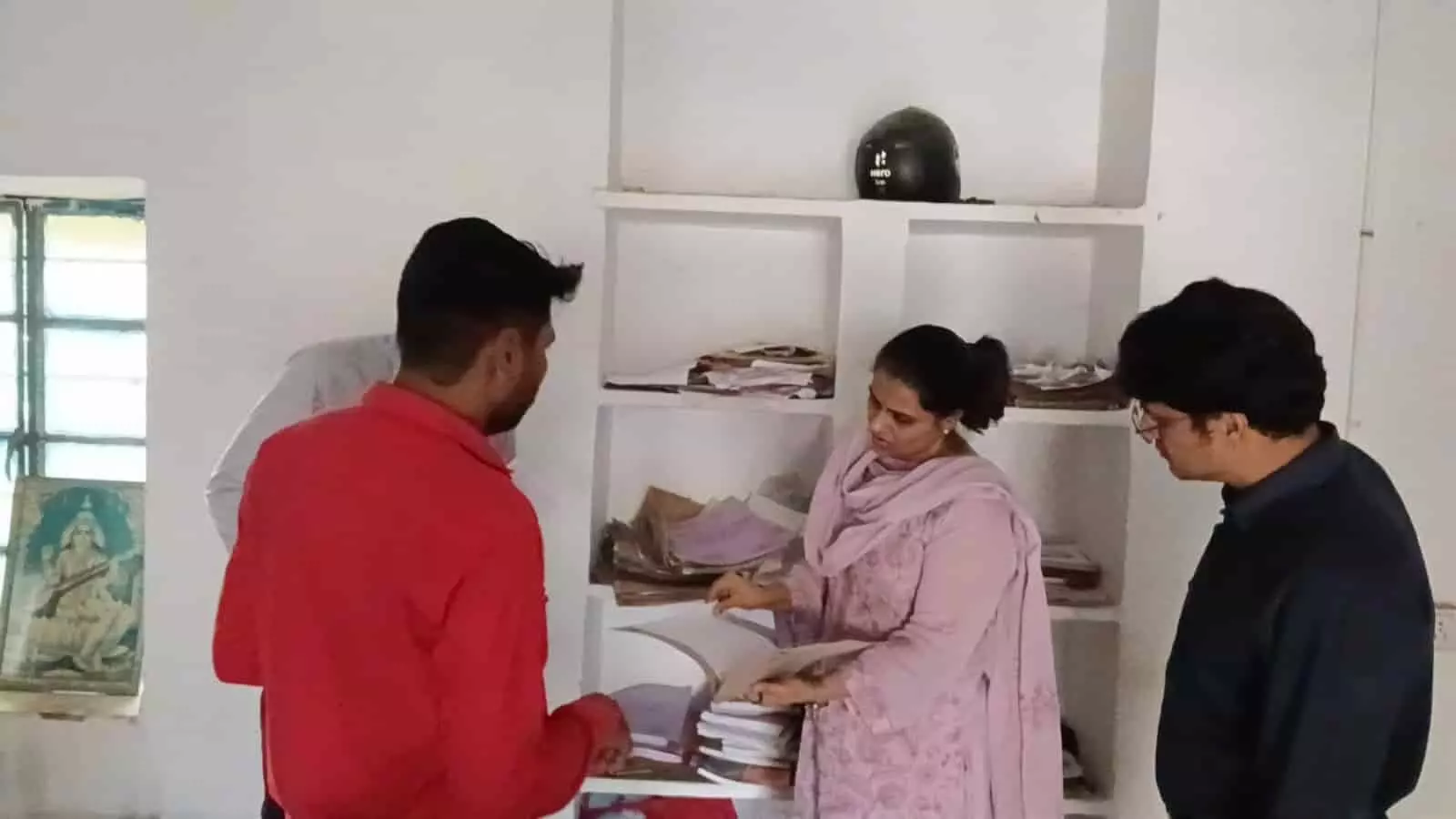 तस्वीर में जिला कलक्टर डॉ. मंजू निंबाहेड़ा के एक संस्थान में दस्तावेजों का निरीक्षण करती दिख रही हैं। तस्वीर में जिला कलक्टर डॉ. मंजू निंबाहेड़ा के एक संस्थान में दस्तावेजों का निरीक्षण करती दिख रही हैं।